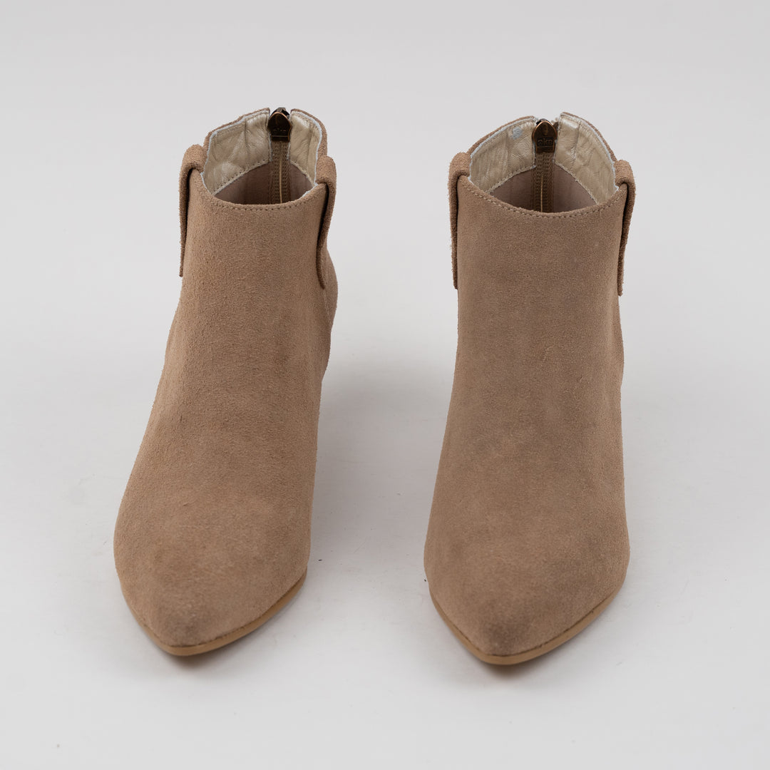 BOTA EN CUERO CARNAZA COLOR TAUPE