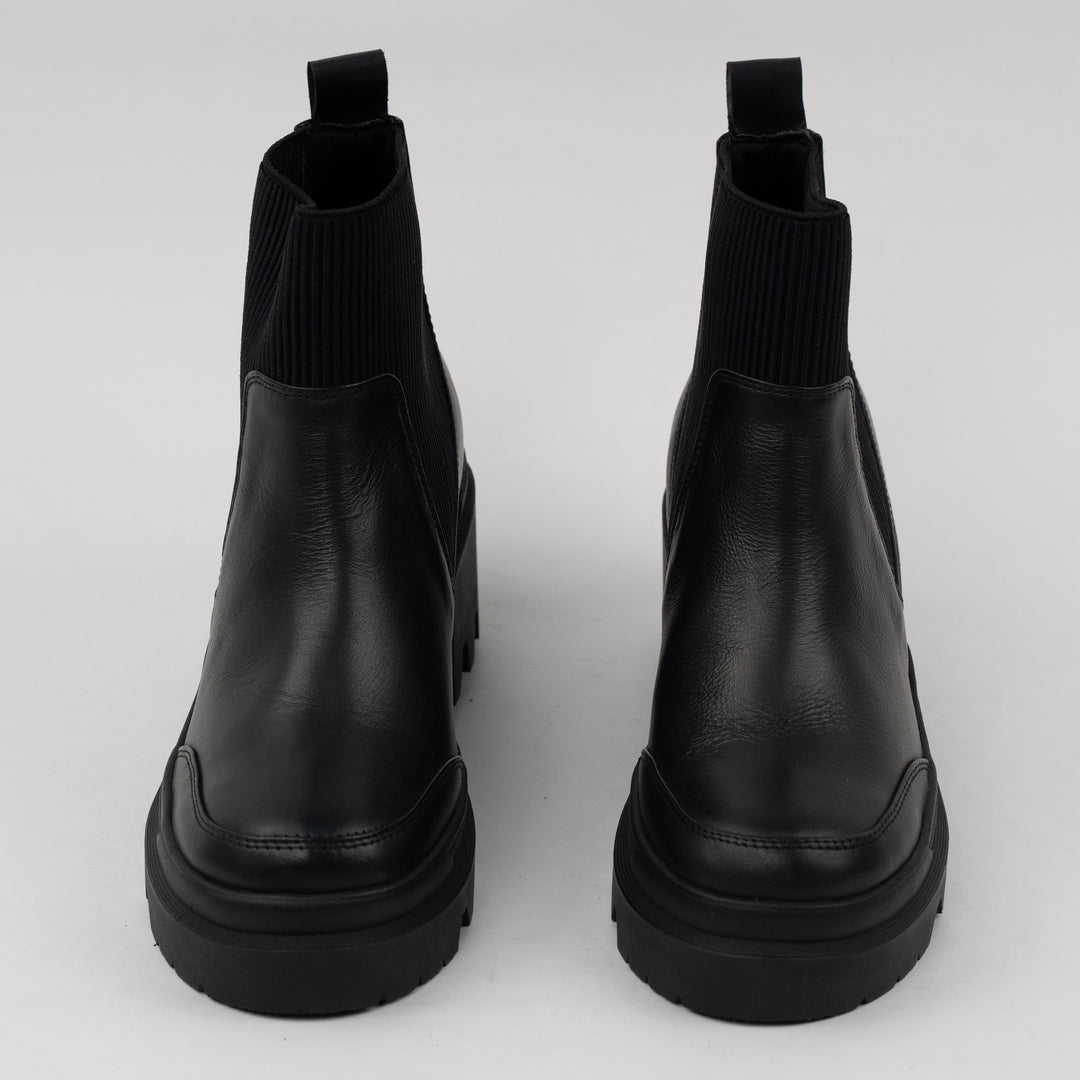 BOTA EN CUERO COLOR NEGRO FASCINANTE