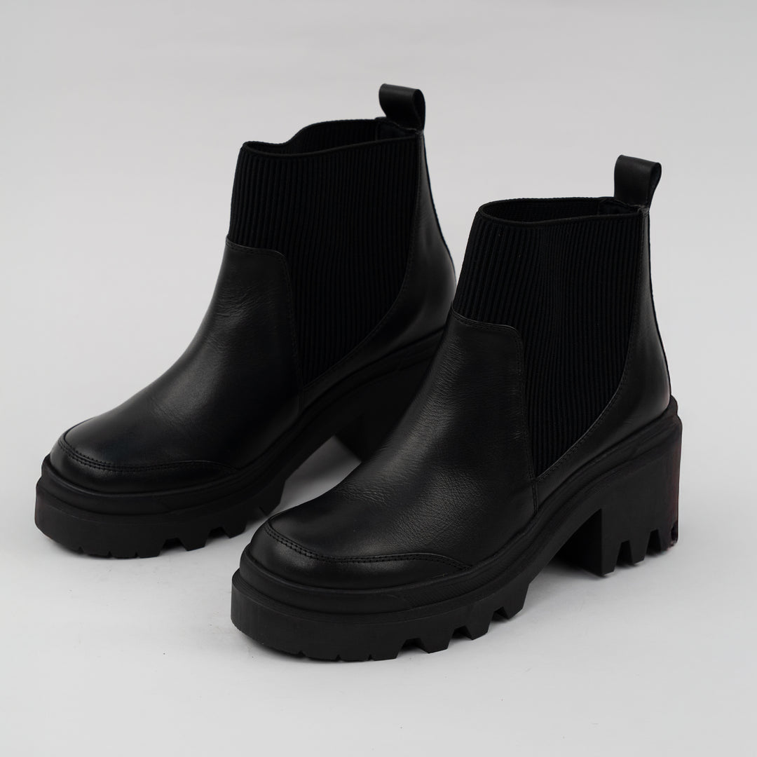 BOTA EN CUERO COLOR NEGRO FASCINANTE