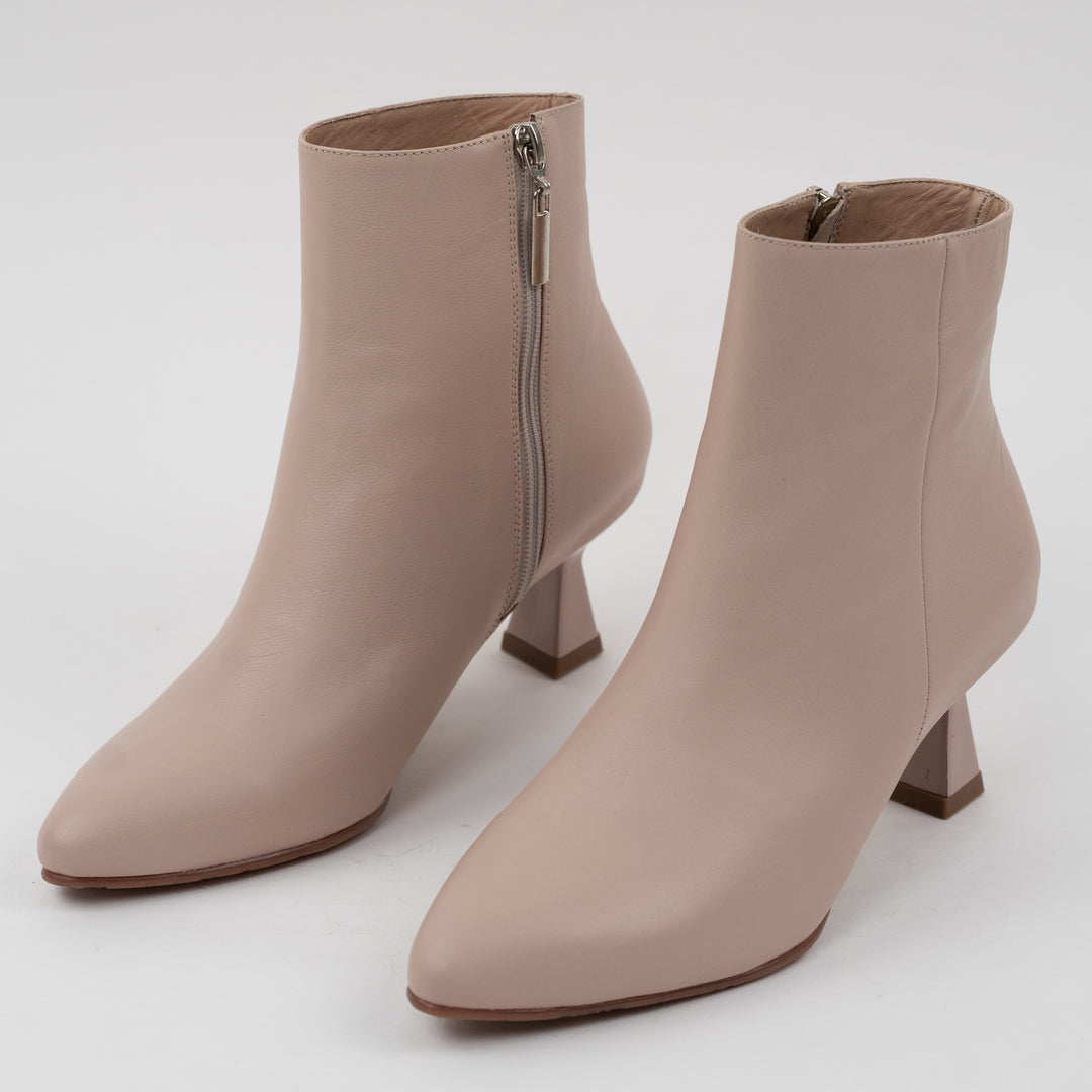 BOTA EN CUERO COLOR NUDE