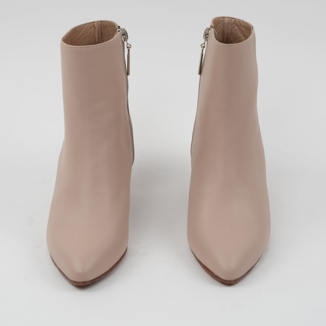 BOTA EN CUERO COLOR NUDE