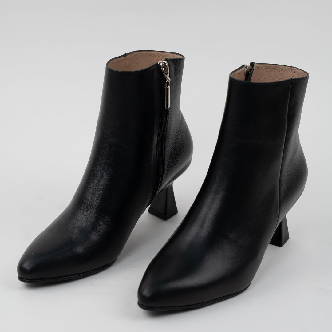 BOTA EN CUERO COLOR NEGRO GADIEL