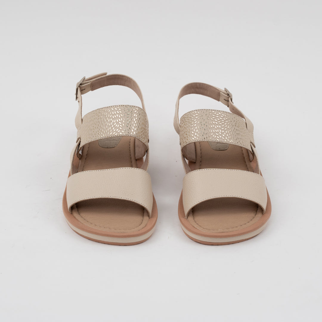 SANDALIA PLANA EN CUERO COLOR BEIGE DISTINTIVO