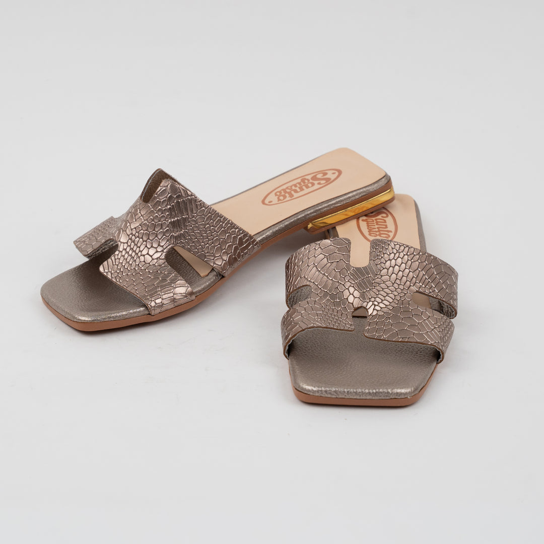 SANDALIA PLANA EN CUERO COLOR BRONCE