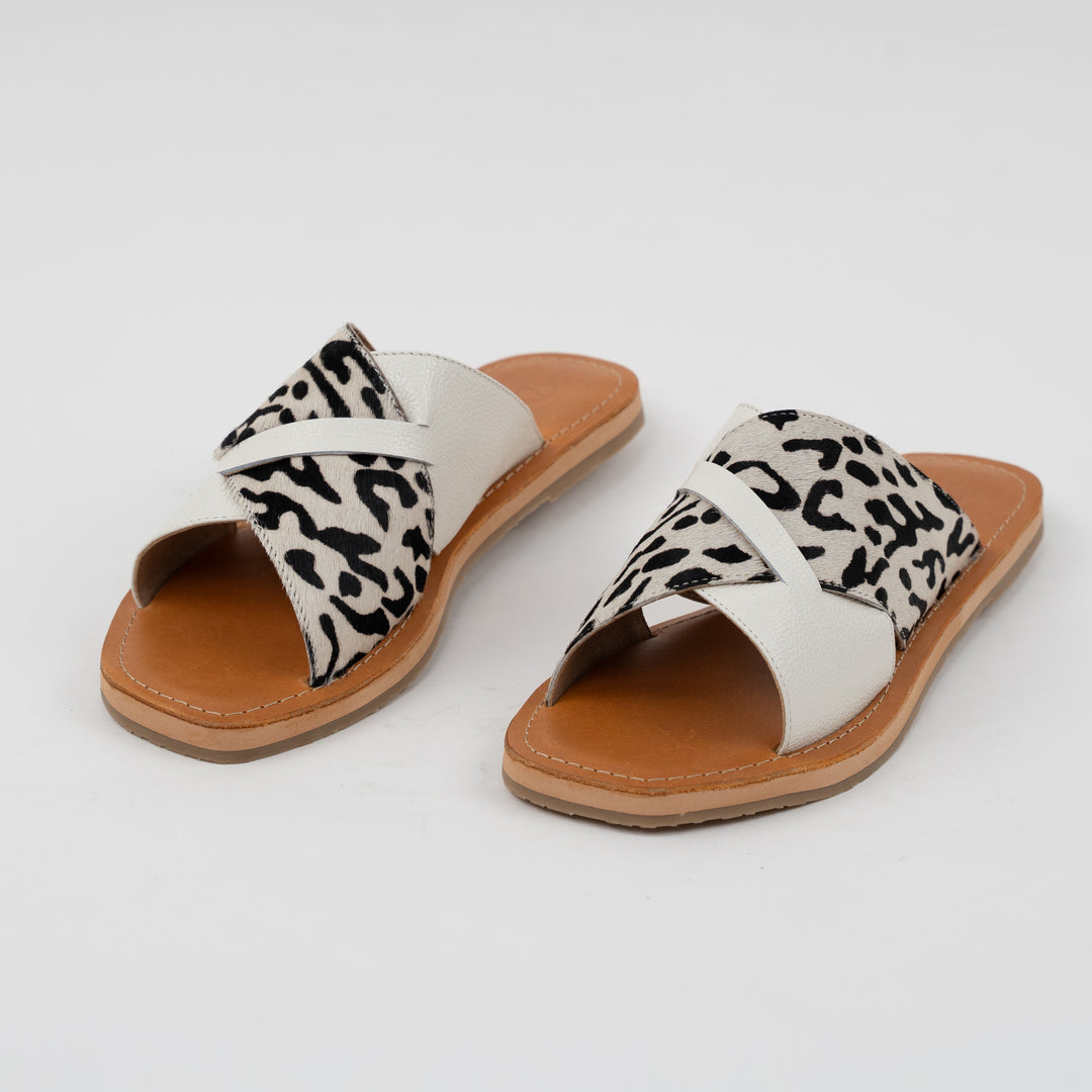 SANDALIA PLANA EN CUERO COLOR BEIGE X ANIMAL PRINT