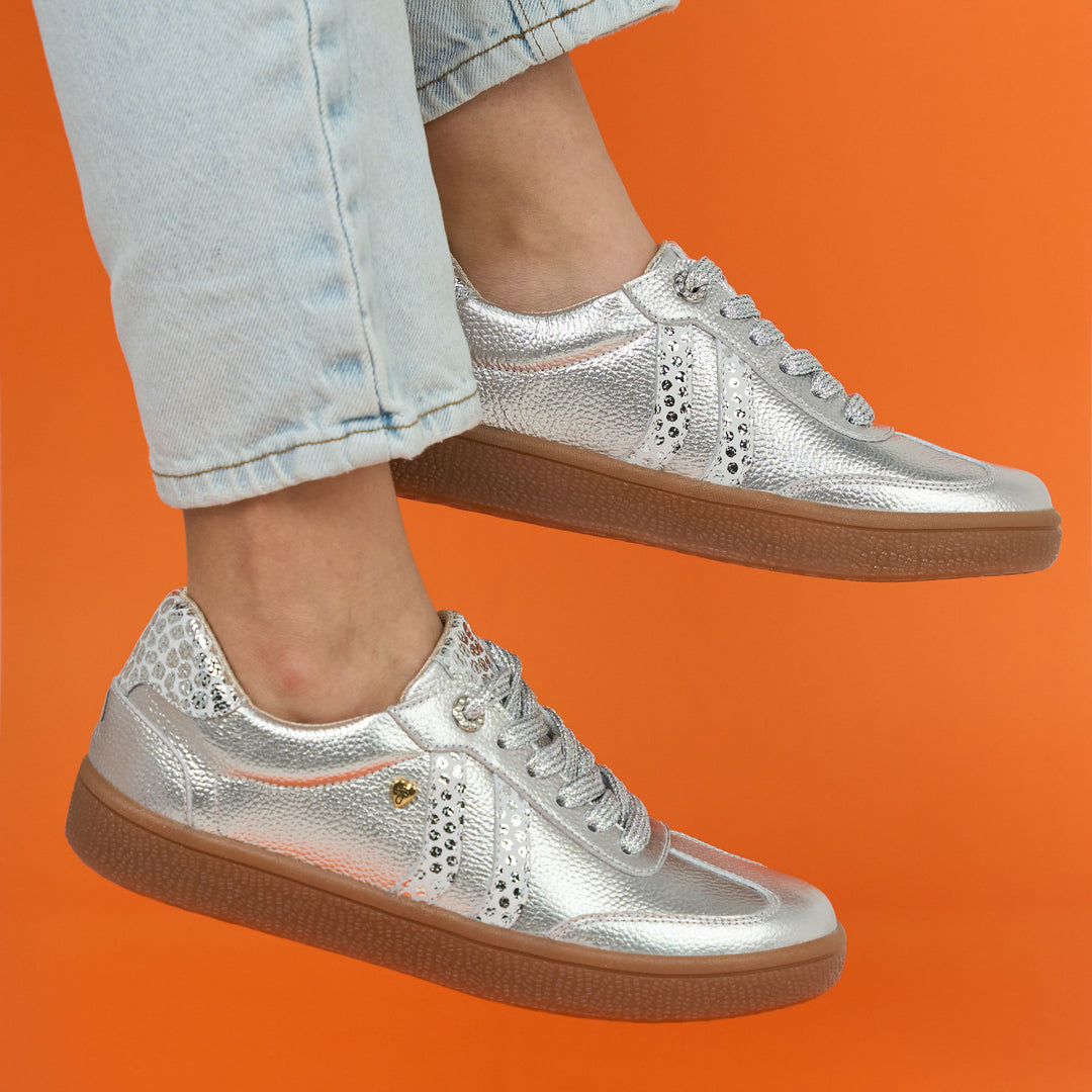 TENIS EN CUERO COLOR PLATA ÚNICO