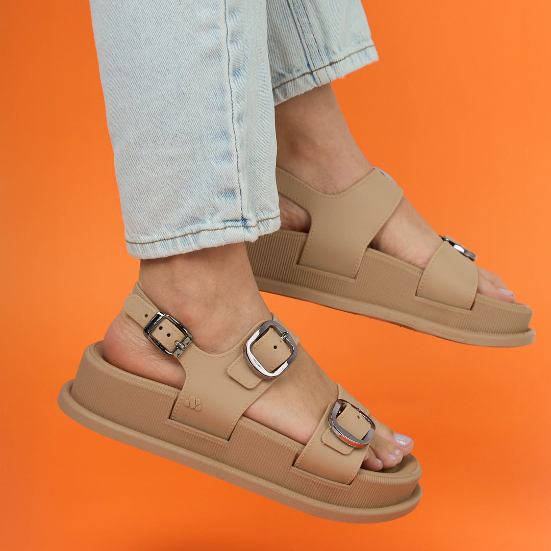 SANDALIA PLANA TIPO CUERO COLOR BEIGE INNOVADOR