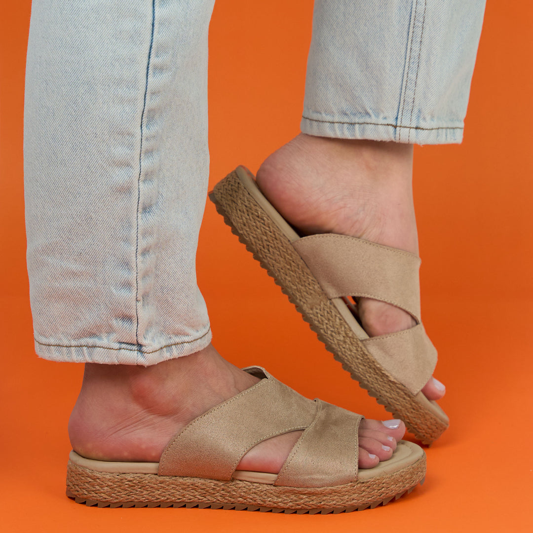 YUTE SANDALIA EN CUERO COLOR BEIGE ENCERADO