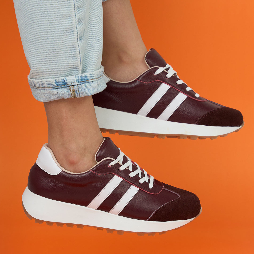 TENIS EN CUERO COLOR VINOTINTO