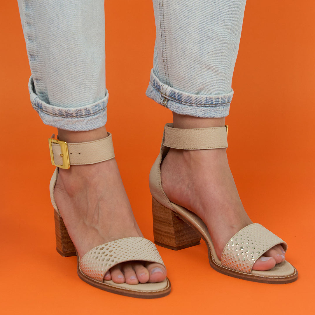 SANDALIA EN CUERO COLOR BEIGE ELEGANTE