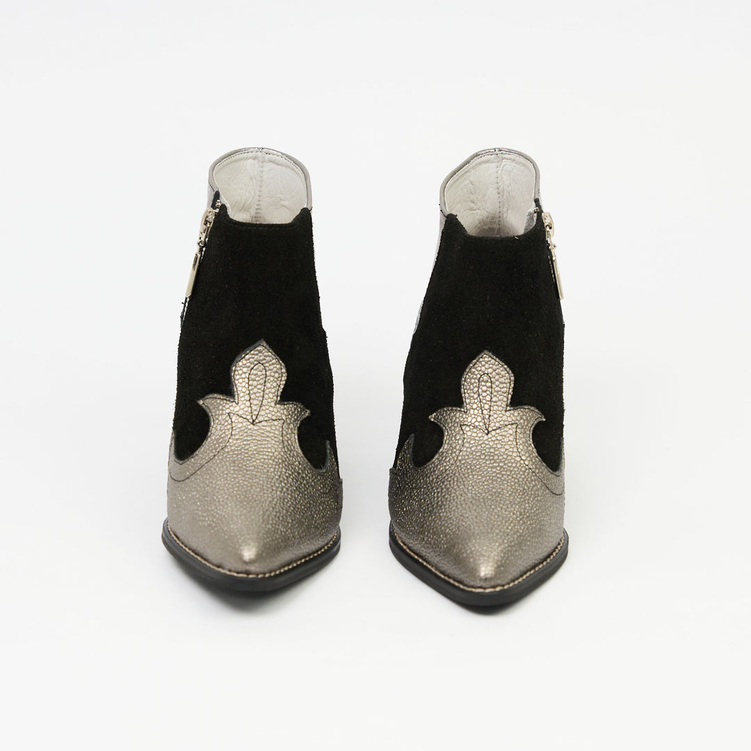BOTA EN CUERO COLOR GRIS X NEGRO
