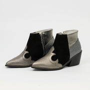 BOTA EN CUERO COLOR GRIS X NEGRO