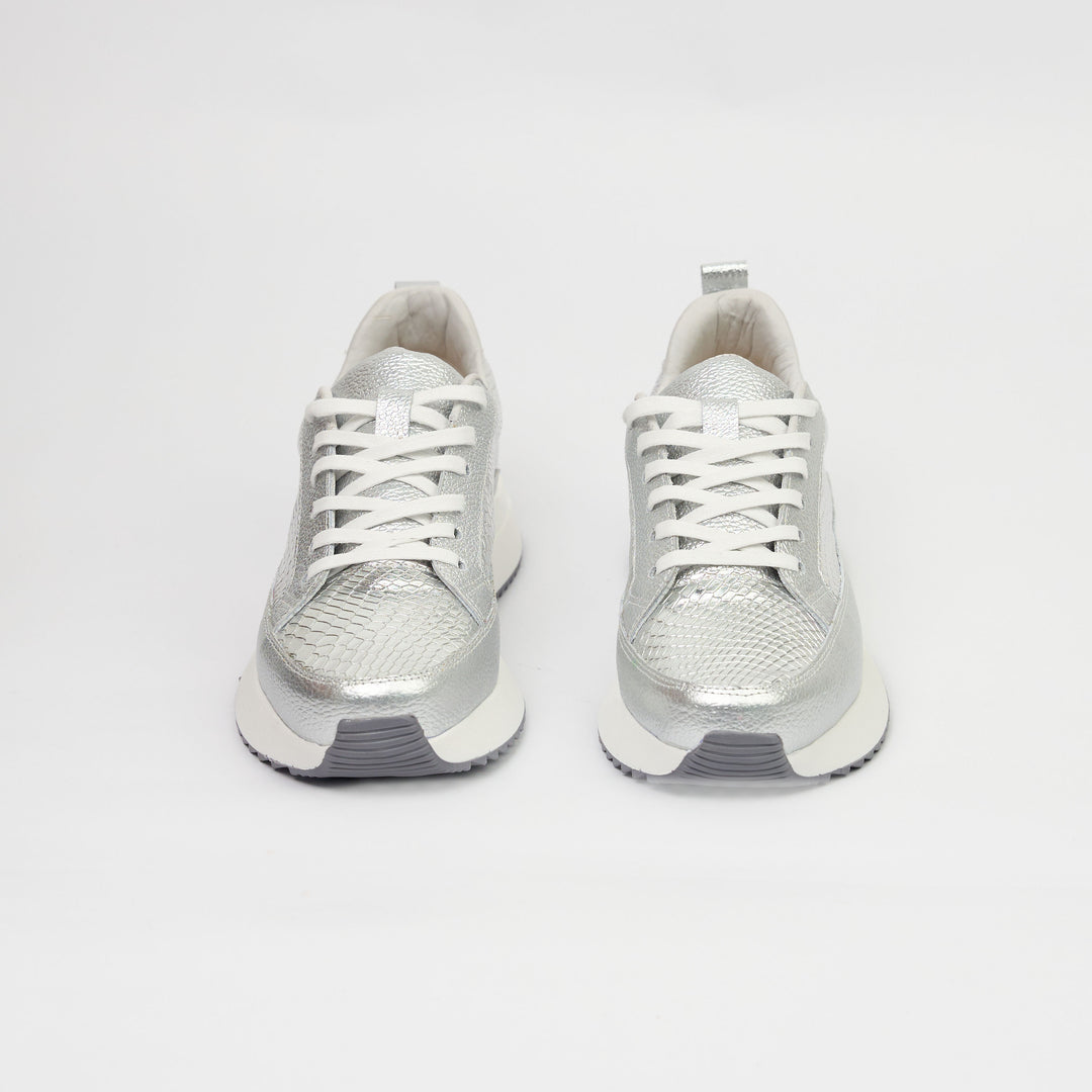 TENIS EN CUERO COLOR PLATA MODERNO