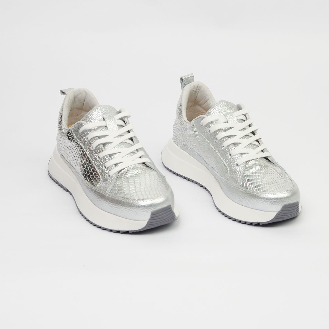 TENIS EN CUERO COLOR PLATA MODERNO