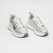 TENIS EN CUERO COLOR PLATA MODERNO