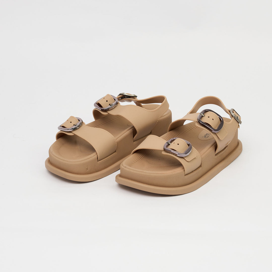 SANDALIA PLANA TIPO CUERO COLOR BEIGE INNOVADOR