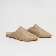 SUECO EN CUERO COLOR TAUPE TACHES