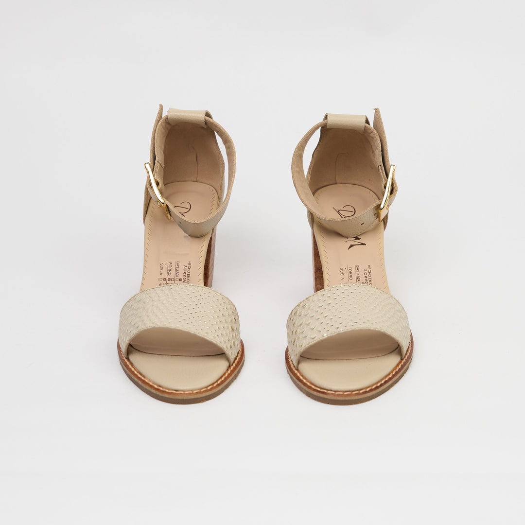 SANDALIA EN CUERO COLOR BEIGE ELEGANTE