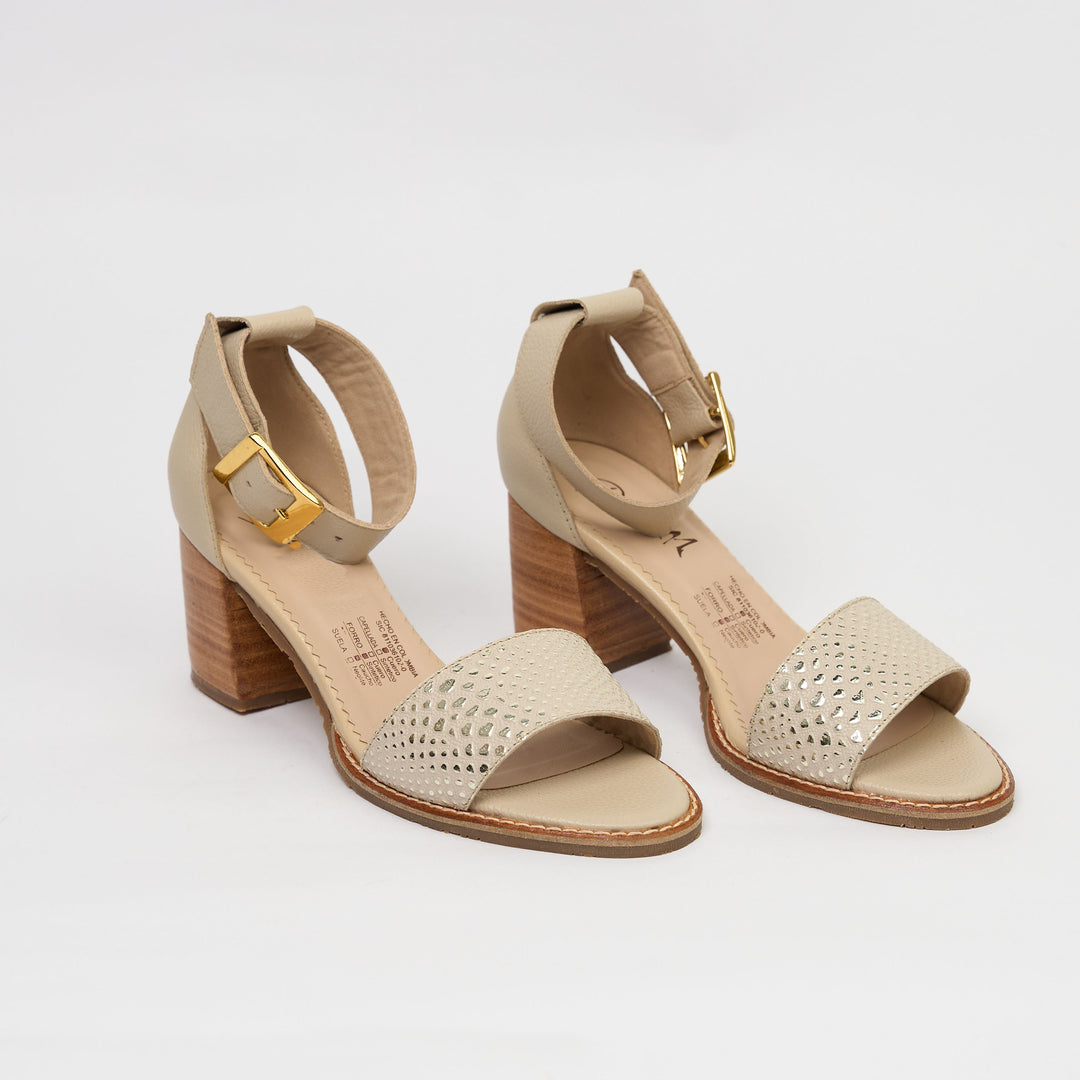 SANDALIA EN CUERO COLOR BEIGE ELEGANTE