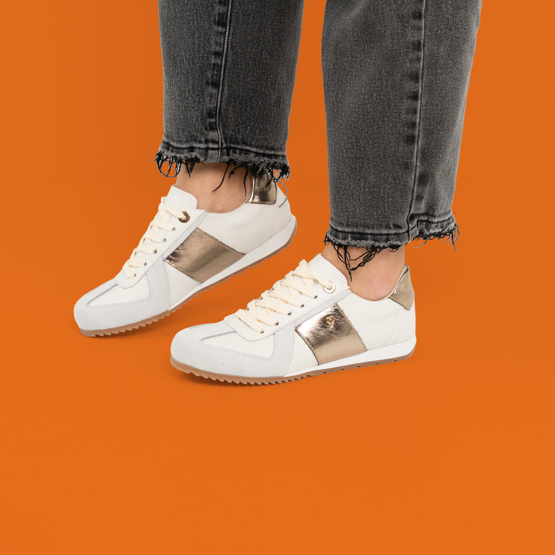 TENIS EN CUERO COLOR BLANCO DISTINTIVO