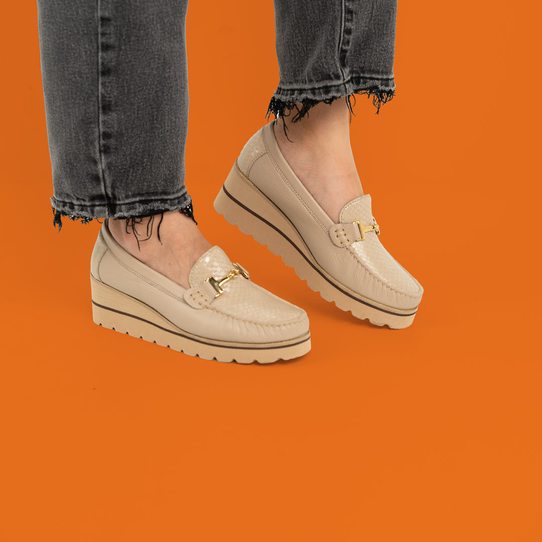 MOCASÍN EN CUERO COLOR BEIGE VERSÁTIL