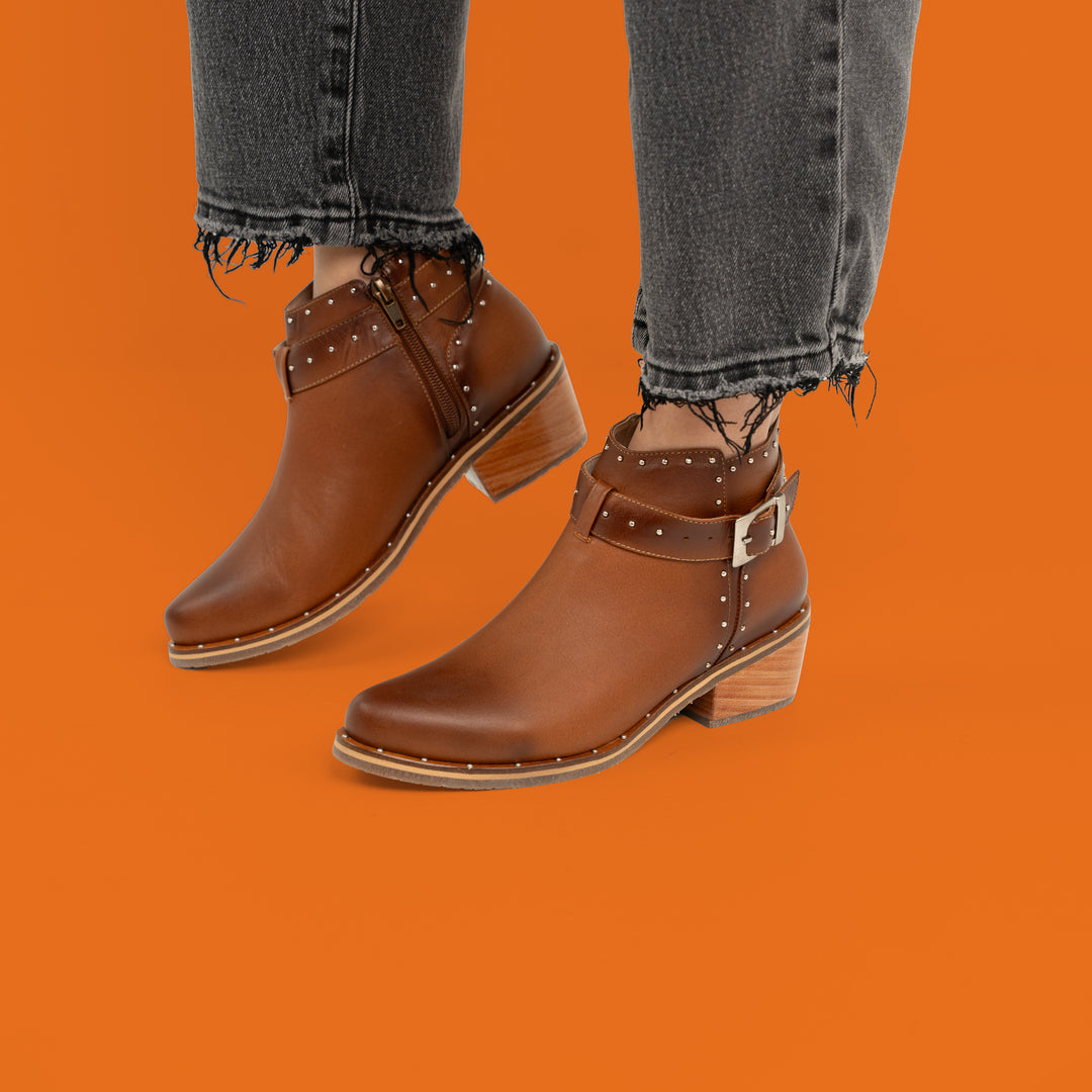 BOTA EN CUERO COLOR MIEL DELICADO