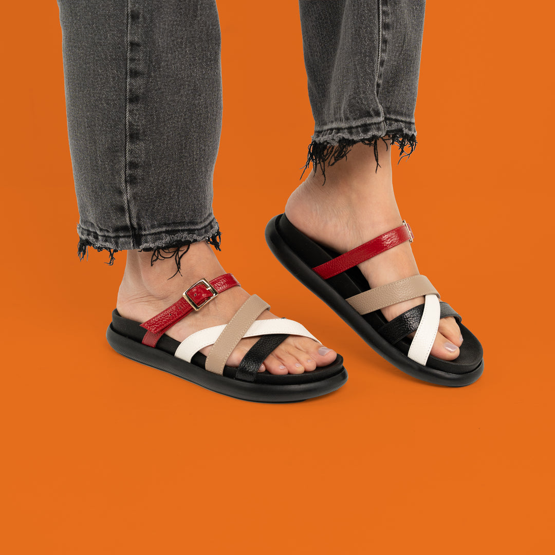 SANDALIA PLANA CUERO NEGRO TALCO ROJO