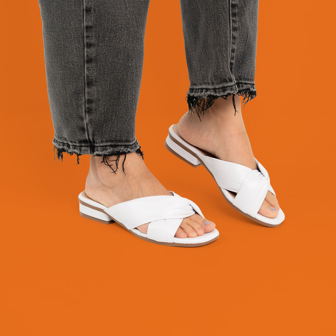 SANDALIA CUERO BLANCA CRUZADA