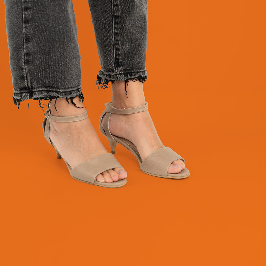 SANDALIA EN CUERO COLOR BEIGE INNOVADOR