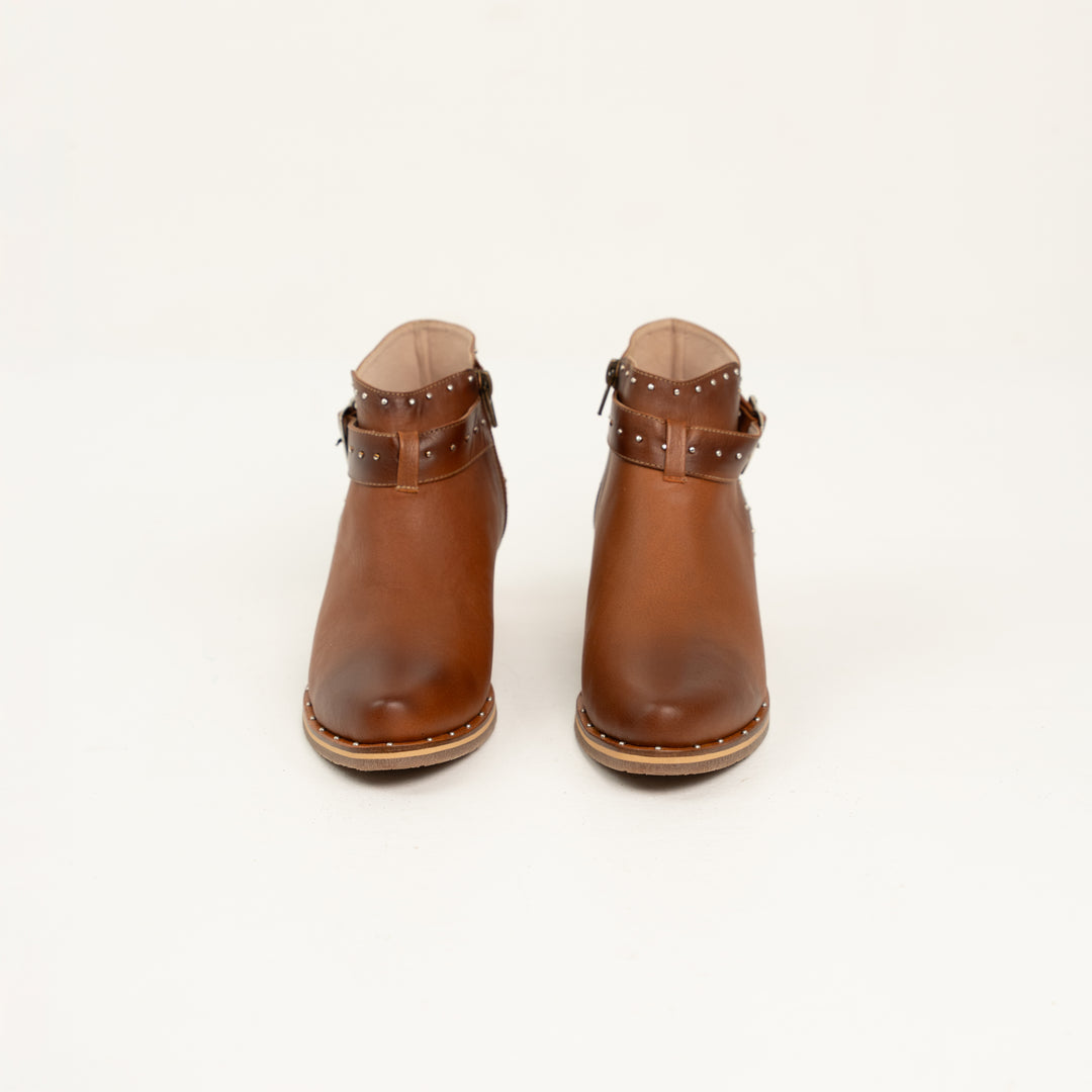 BOTA EN CUERO COLOR MIEL DELICADO