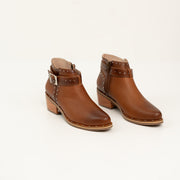 BOTA EN CUERO COLOR MIEL DELICADO