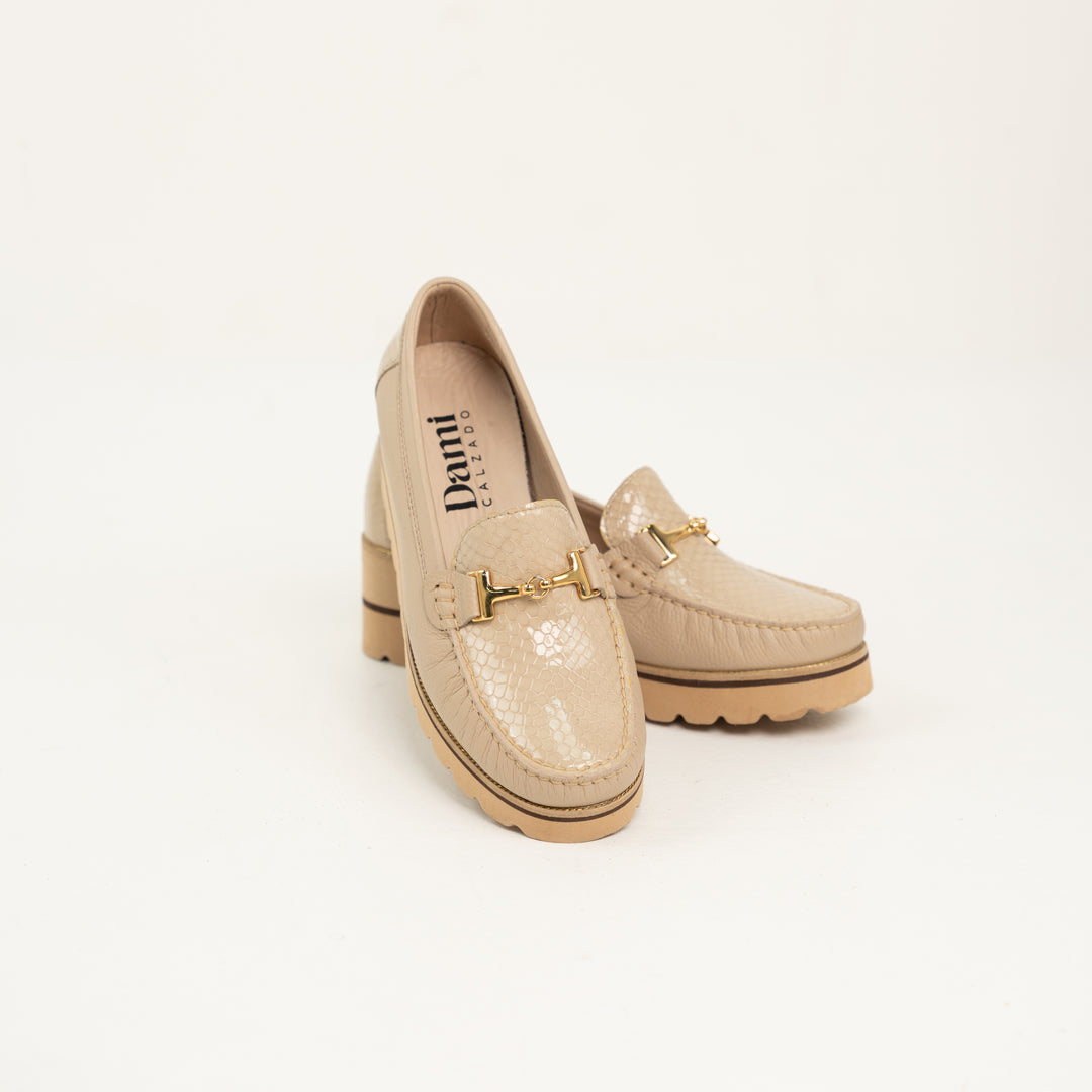 MOCASÍN EN CUERO COLOR BEIGE VERSÁTIL