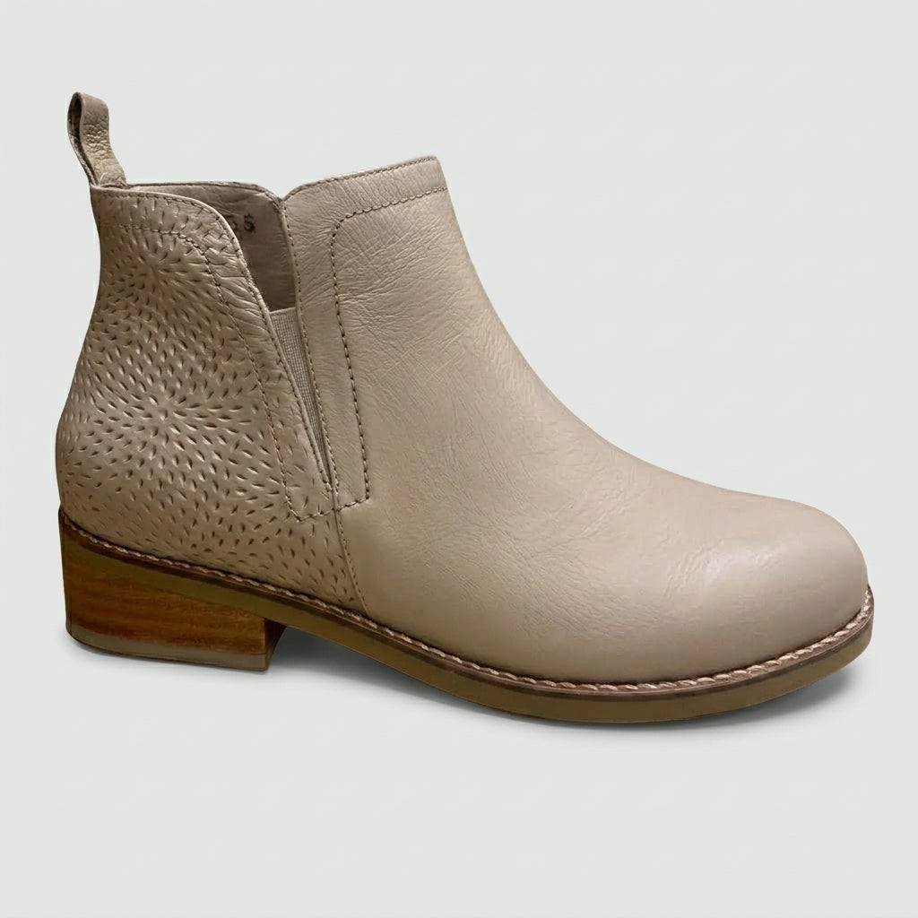 BOTA EN CUERO COLOR BEIGE ESTILIZADO