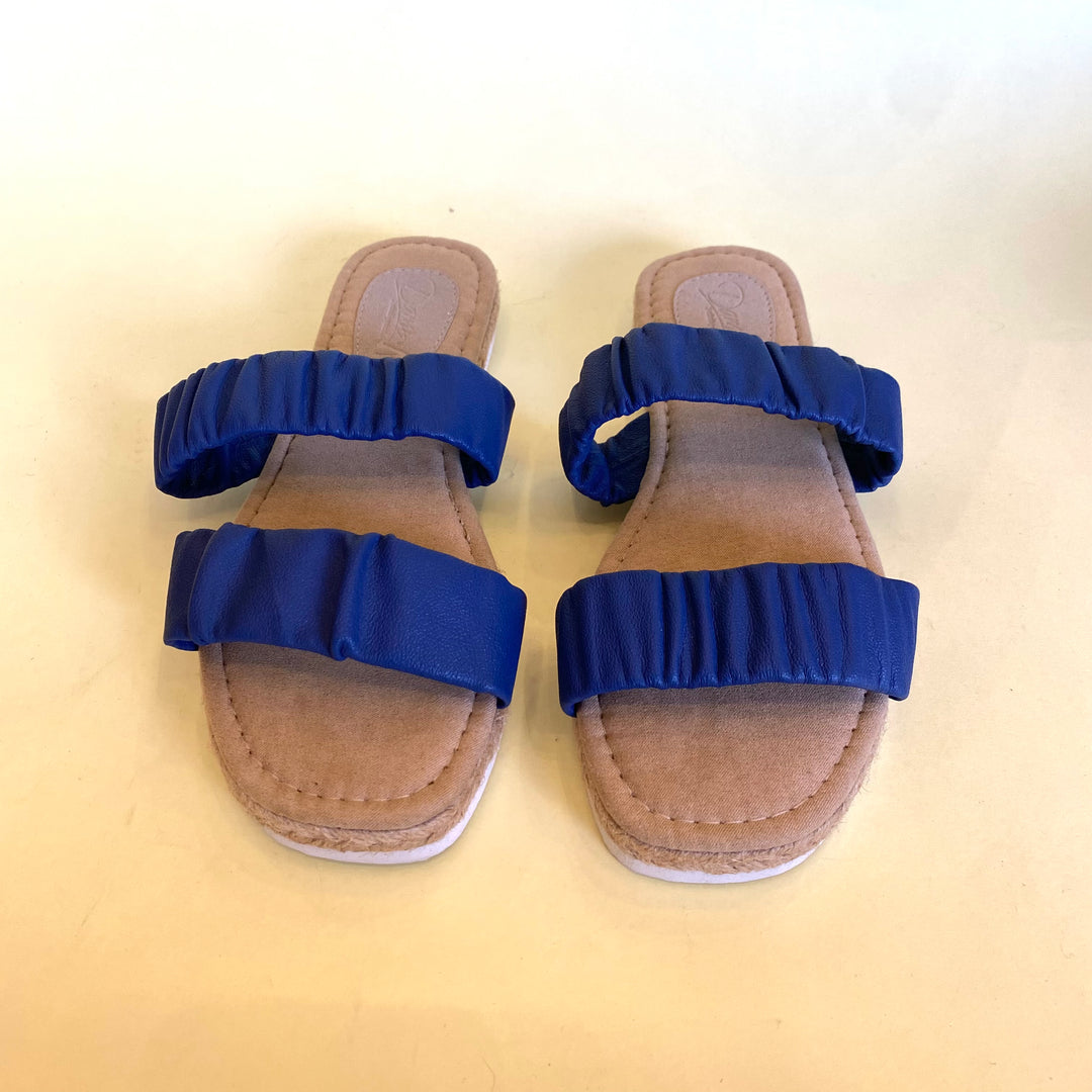 SANDALIA PLANA YUTE EN CUERO COLOR AZUL