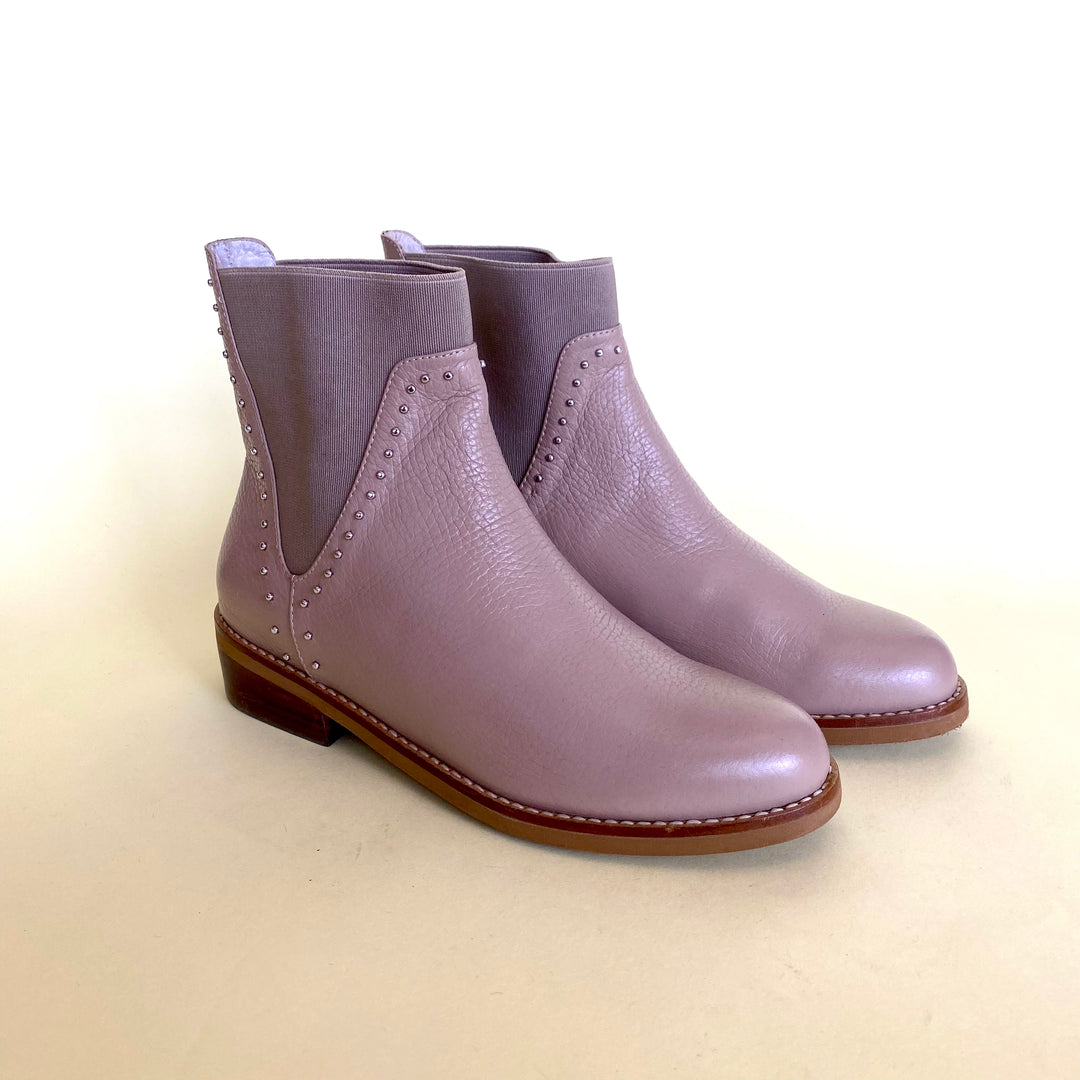 BOTA EN CUERO COLOR BEIGE ÚNICO