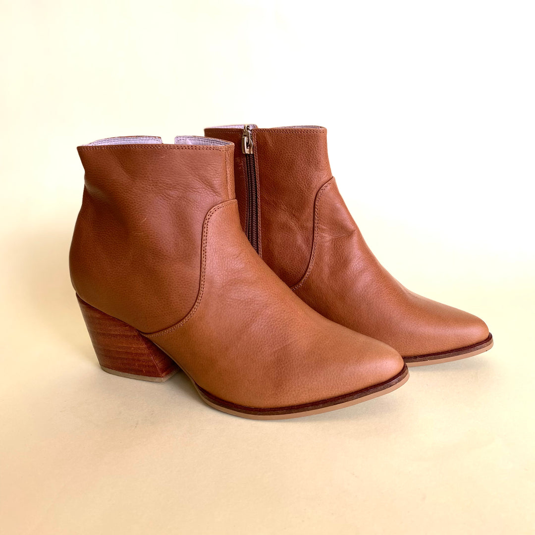 BOTA EN CUERO COLOR MIEL ESTILIZADO
