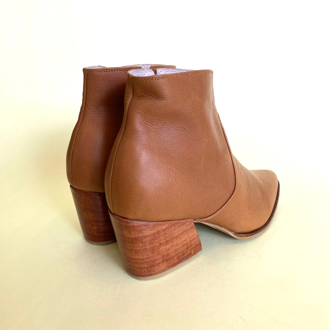 BOTA EN CUERO COLOR MIEL ESTILIZADO