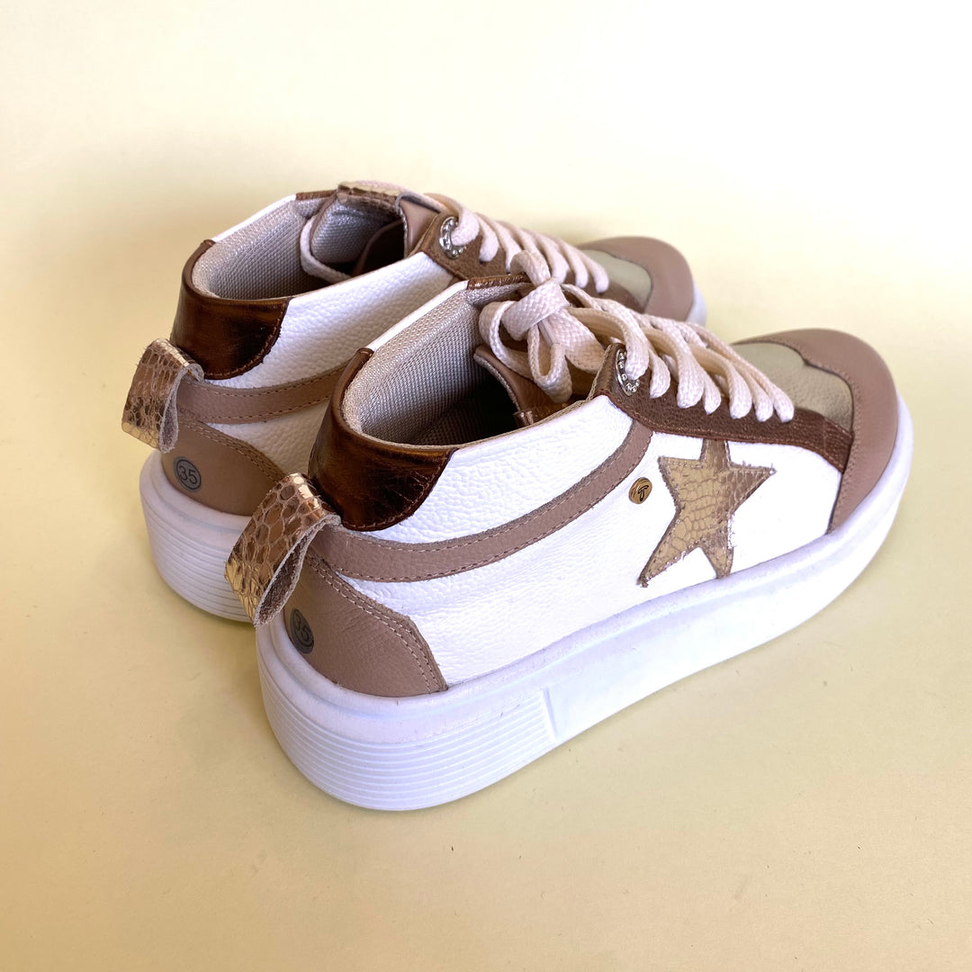 TENIS EN CUERO COLOR BLANCO X ORO ELEGANTE