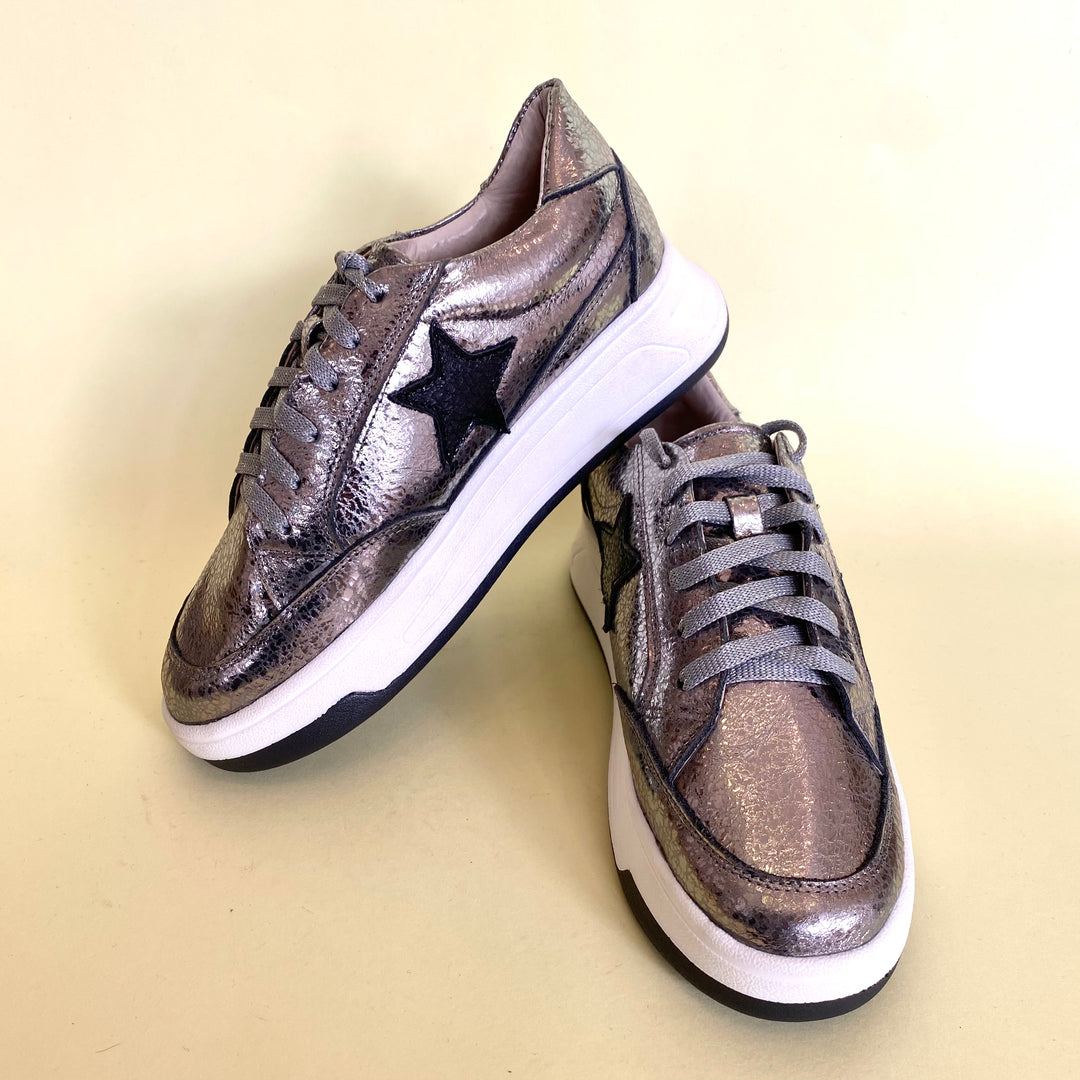 TENIS EN CUERO COLOR GRIS FUSIL