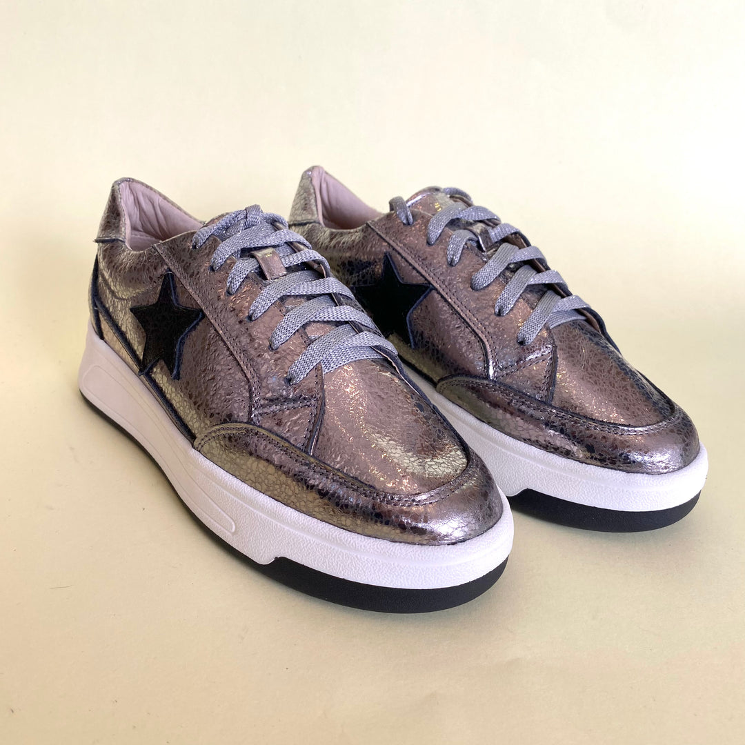 TENIS EN CUERO COLOR GRIS FUSIL