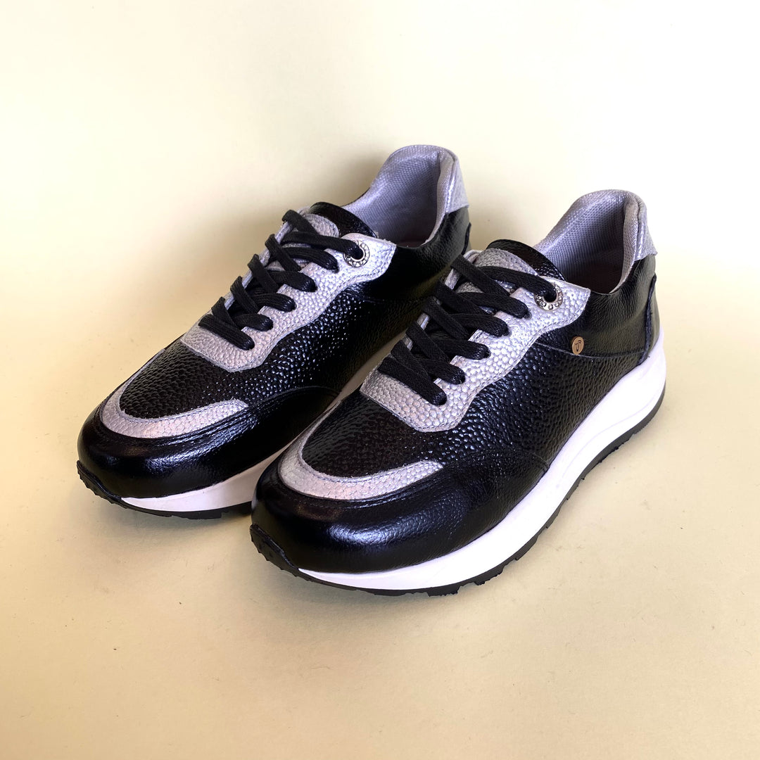 TENIS EN CUERO COLOR NEGRO X PLATA