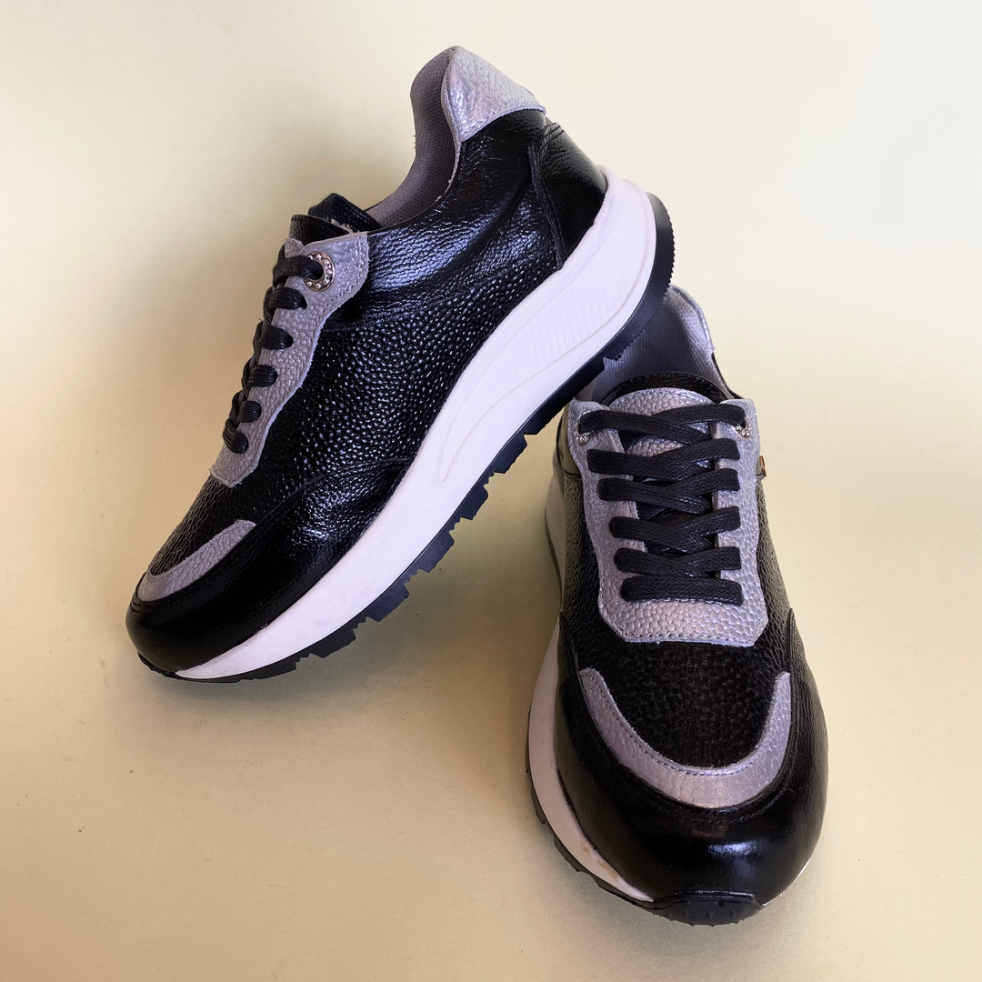 TENIS EN CUERO COLOR NEGRO X PLATA