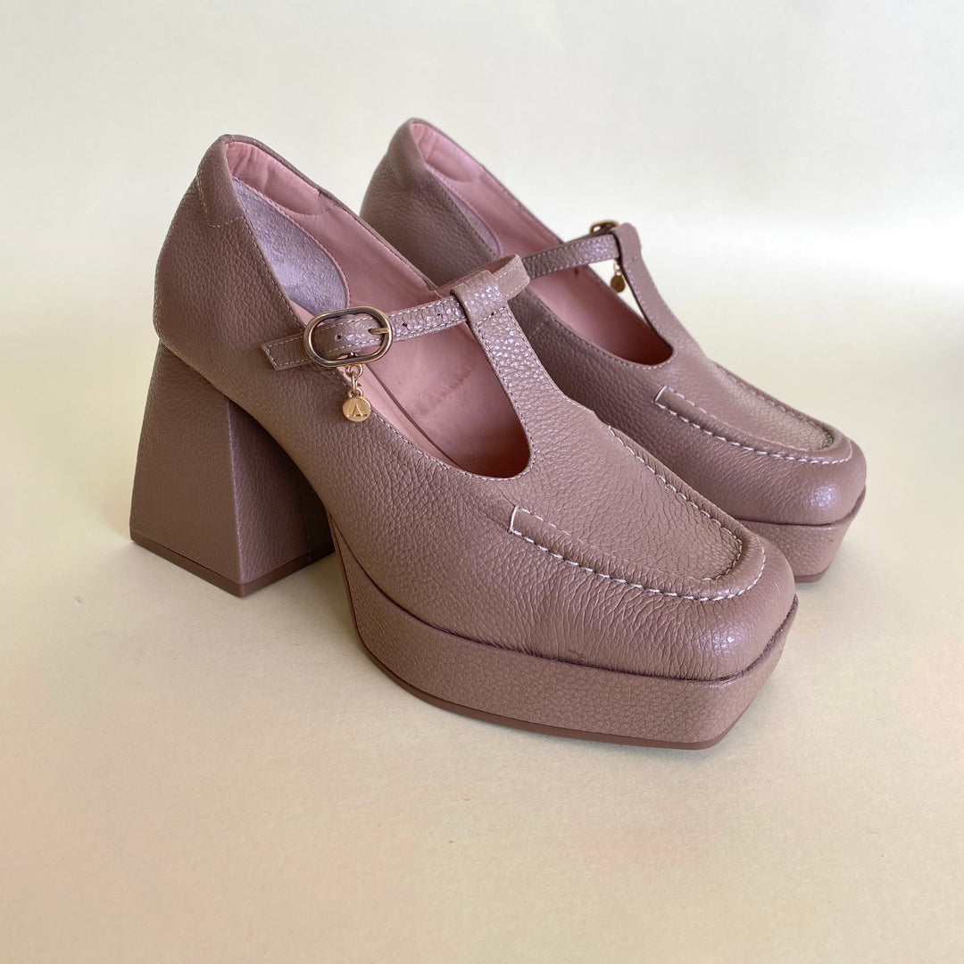 TACÓN EN CUERO COLOR BEIGE ELEGANTE