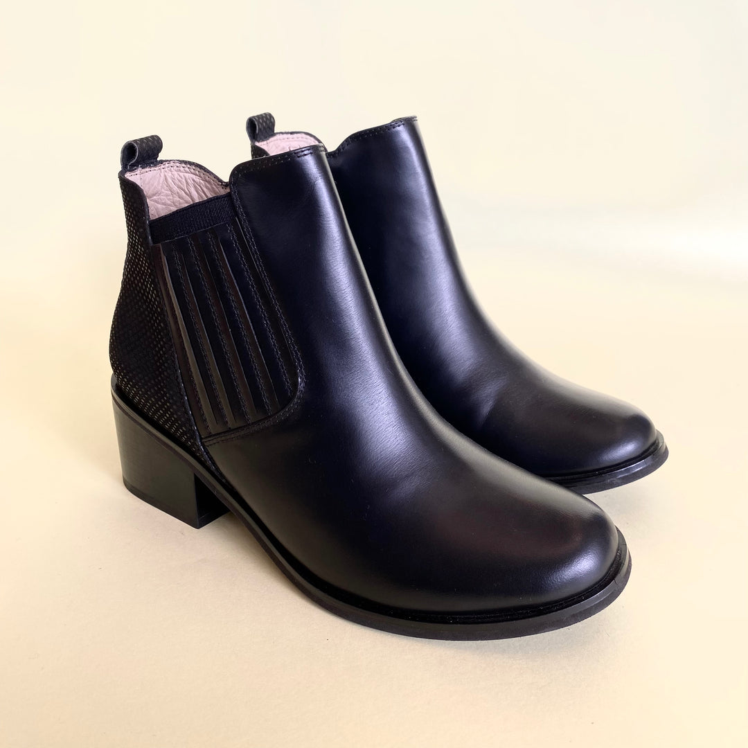 BOTA EN CUERO COLOR NEGRO DISTINTIVO
