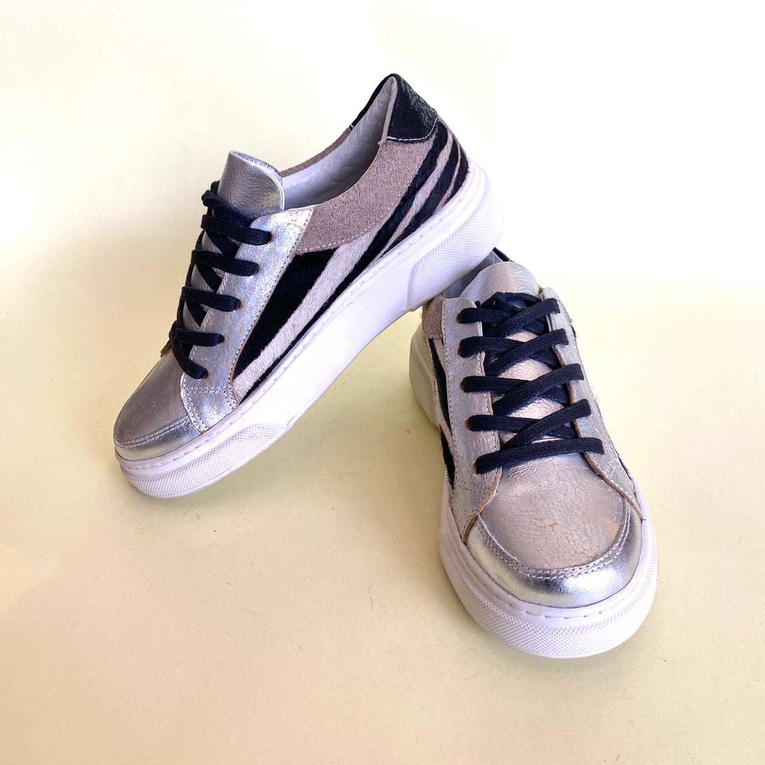 TENIS EN CUERO COLOR PLATA X ZEBRA