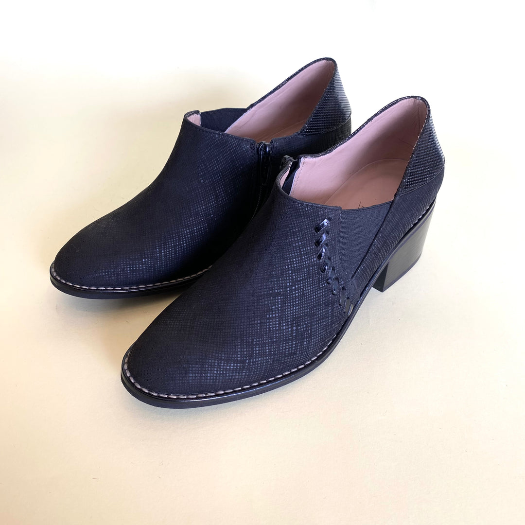 BOTA EN CUERO COLOR NEGRO CLÁSICO