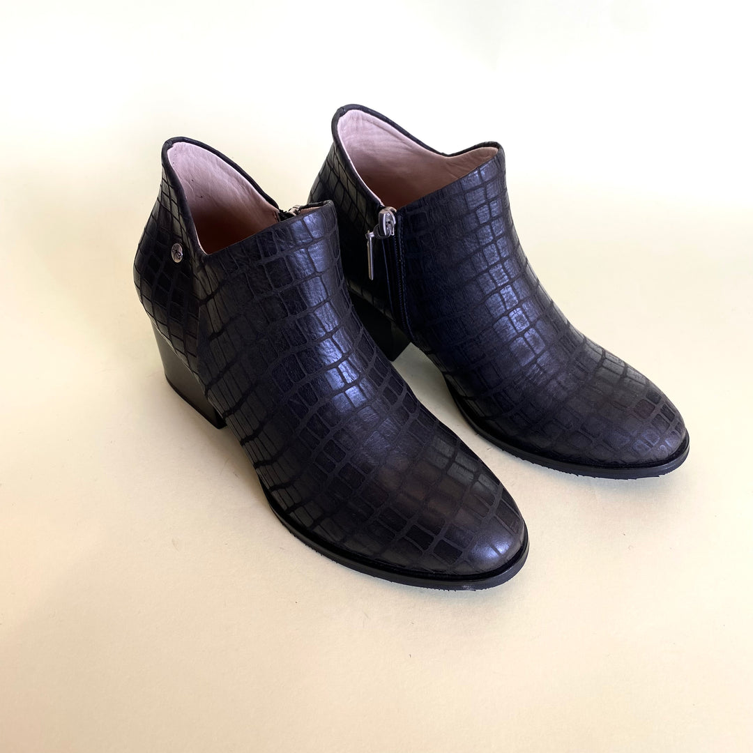 BOTA EN CUERO COLOR NEGRO ÚNICO