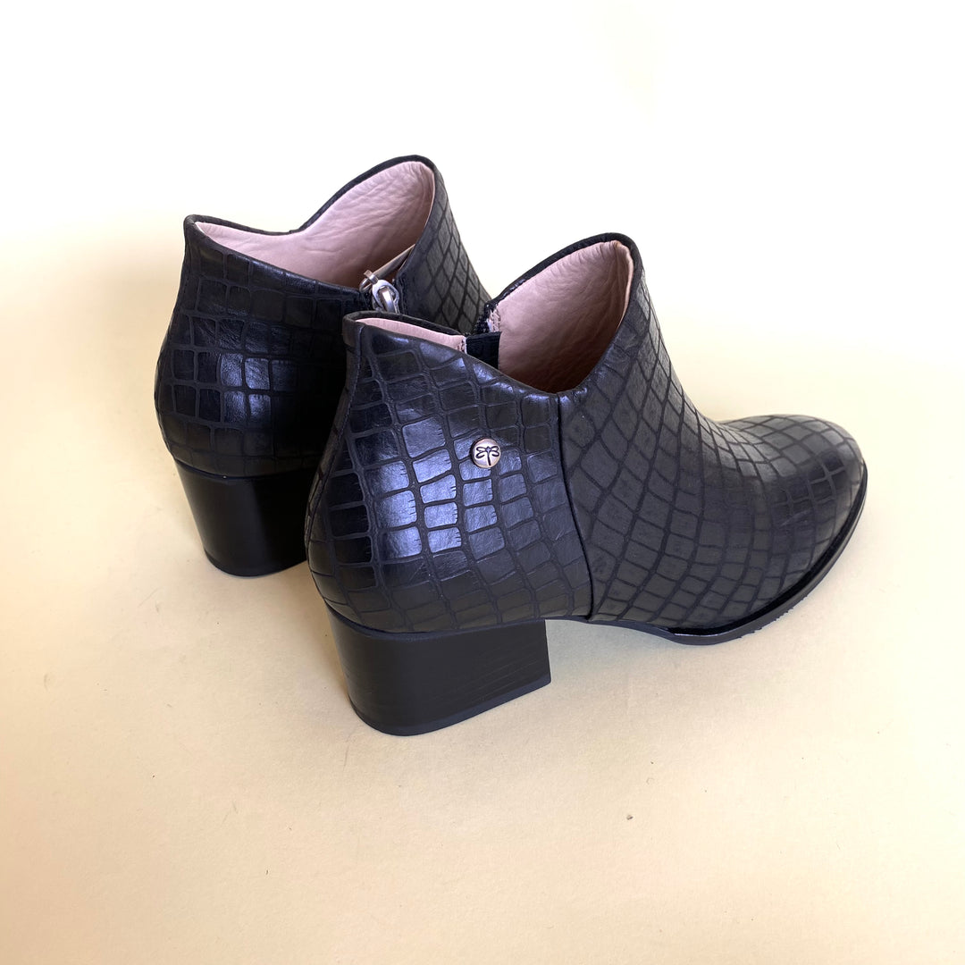 BOTA EN CUERO COLOR NEGRO ÚNICO