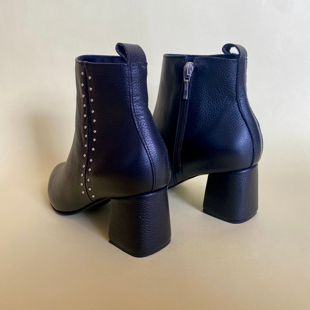 BOTA EN CUERO COLOR NEGRO DINÁMICO