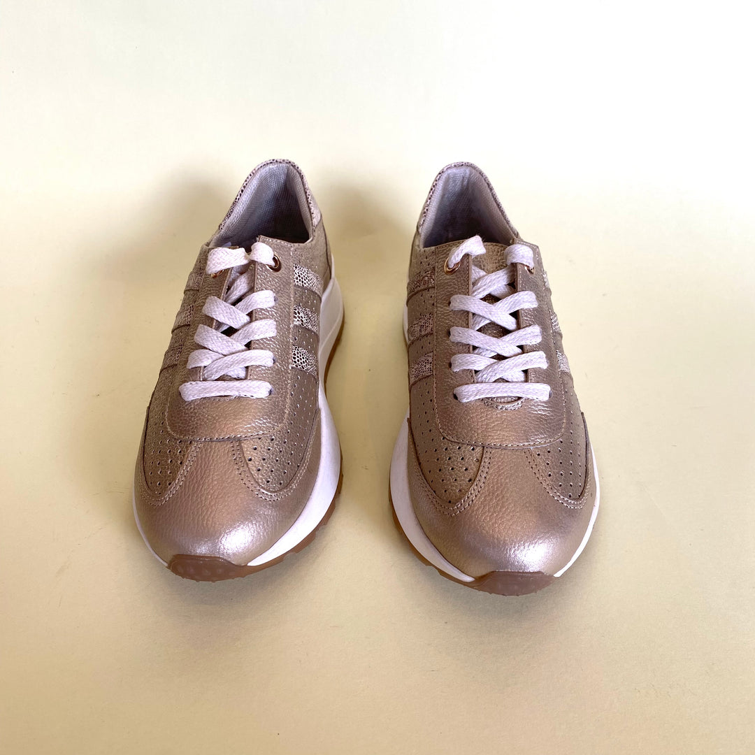 TENIS EN CUERO COLOR ORO ATRACTIVO